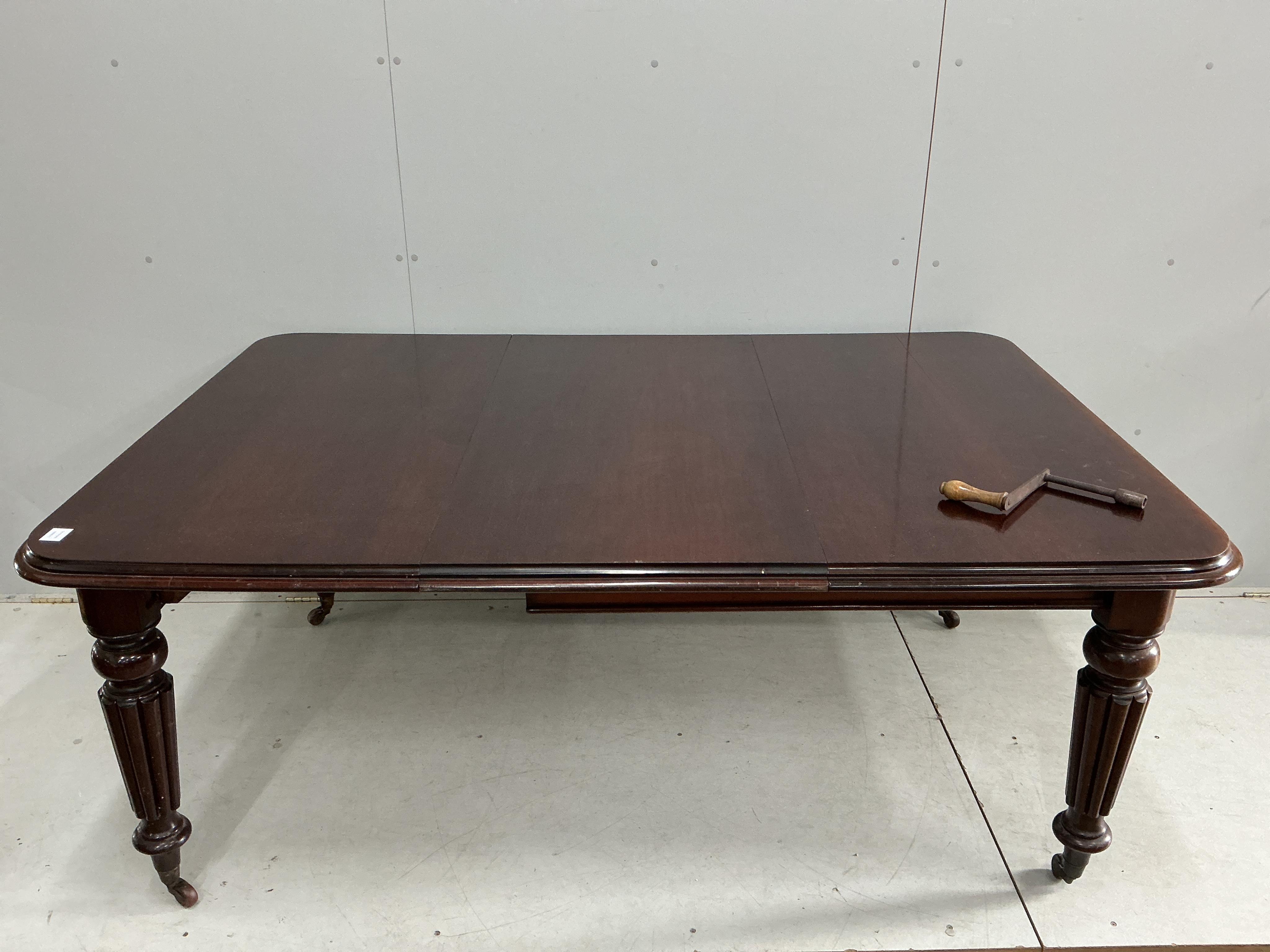 A Victorian mahogany extending dining table, width 178cm extended, one spare leaf, depth 120cm, height 74cm